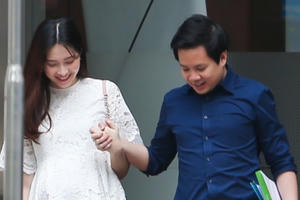 Hoa hậu Đặng Thu Thảo lần đầu lộ bụng bầu, tay trong tay ông xã đi khám thai Hoa hậu Đặng Thu Thảo lần đầu lộ bụng bầu, tay trong tay ông xã đi khám thai