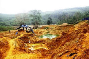 Rủi ro chất độc rình rập cuộc sống người dân cạnh mỏ vàng