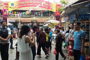 Hà Nội: Nghỉ lễ 2/9, người dân ùn ùn tới làng gốm Bát Tràng