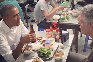 Video Tổng thống Obama ăn "bún chả thượng đỉnh" Hà Nội