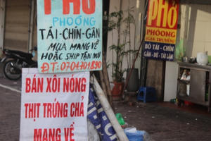 Photo: "Bán mang về" trong tình hình mới, vắng khách, vắng shipper