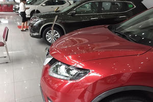 Ôtô, xe máy giảm giá mạnh trong tháng "cô hồn"