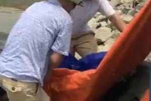 Thi thể người phụ nữ chưa rõ danh tính dạt vào bờ sông Lam