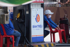 Tổng cục Hải quan sốt sắng chỉ đạo chống buôn lậu sau khi giá xăng tăng sốc