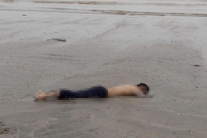 Bàng hoàng phát hiện thi thể nam thanh niên nằm sấp trên bãi biển