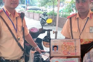 Hà Nội: Nhặt được 70 triệu đồng, CSGT trả lại cho người dân