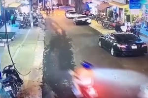 [Clip]: Ô tô "không người lái" tự trôi tông hàng loạt xe máy khiến nhiều người hoảng sợ