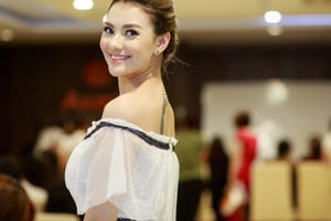 Hồng Quế khoe vẻ đẹp 'mòn mỏi' của gái một con