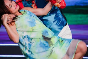 Danh hài Chí Tài thất thần khi bị gái trẻ cưỡng hôn