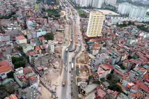 Nhan nhản nhà siêu kỳ dị ‘đu bám’ trên đường nghìn tỷ ở thủ đô