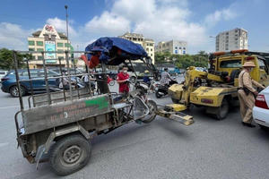 Hà Nội tăng cường xử lý xe ba bánh tự chế, xe máy chở hàng cồng kềnh