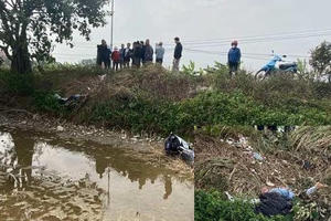 Bàng hoàng phát hiện thi thể người đàn ông dưới mương cạn cùng chiếc xe máy
