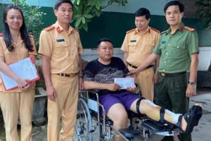 Công An Nghệ An: Thăm hỏi, động viên cán bộ phòng CSGT bị thương khi làm nhiệm vụ