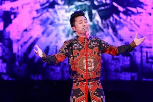 Tùng Dương khóc "Oa oa"khi nhắc tới bạn đời và con trai trên sân khấu