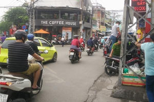 TP HCM: Nam thanh niên mặc đồ Grap rút hung khí đâm người sau va chạm