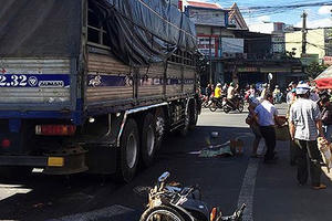 Xe máy bị cuốn vào gầm xe tải, hai vợ chồng thương vong