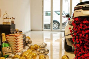 Hoa hậu Kỳ Duyên khoe siêu xe được trải thảm hoa hồng