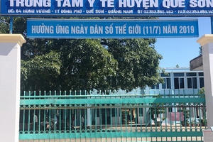 Ngăn cản vợ chồng cãi vã, một bảo vệ TTYT bị đâm thấu phổi