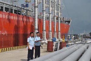 Slide - Điểm tin thị trường: TP HCM lập kỷ lục không nhập khẩu xăng trong nửa đầu năm 2019