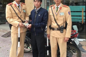 Chiến sĩ Đội CSGT số 5 trả lại tiền cho người phụ xe buýt đánh rơi