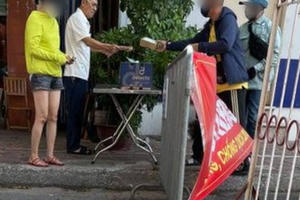 Hà Nội: Bí thư bị Chủ tịch phường phạt 2 triệu đồng vì ra đường không đeo khẩu trang