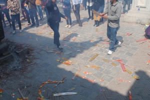 Nghệ An: Đền Cờn ngập trong rác ngày đầu xuân