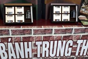 Tung mọi chiêu khuyến mại, bánh Trung thu đẹp lung linh vẫn ế “sưng”? Tung mọi chiêu khuyến mại, bánh Trung thu đẹp lung linh vẫn ế “sưng”?