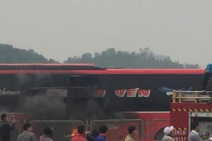Thanh Hóa: Cháy xe khách, quốc lộ 1A tắc nghẽn hàng km