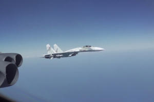 Lầu Năm Góc tung video tiêm kích Nga bay gần mũi B-52 Mỹ