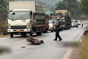 Sơn La: Xe tải va chạm với xe máy, 2 người thương vong