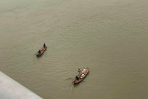 Tìm kiếm nam thanh niên để lại xe máy, ví tiền nghi nhảy cầu Thanh Trì