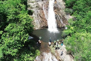 Kỳ vĩ thác Ea Tral nằm “ẩn mình” giữa rừng xanh