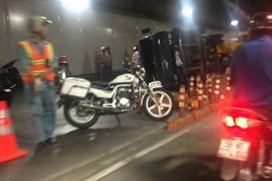 Đường hầm sông Sài Gòn bị phong tỏa vì xe tải lật