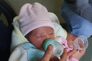 Phát hiện bé gái sơ sinh bị bỏ rơi ở tiệm tạp hóa