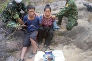 Bắt cặp vợ chồng mua bán trái phép chất ma túy, thu 400 viên ma túy tổng hợp, 1 súng kíp.