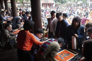 Hà Nội: Hàng nghìn người tới Văn Miếu xin chữ đầu năm