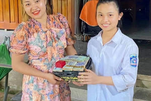 Nữ sinh Hà Tĩnh nhớ lại lúc nhặt được chiếc túi trên đường, bên trong có gần nửa tỷ đồng