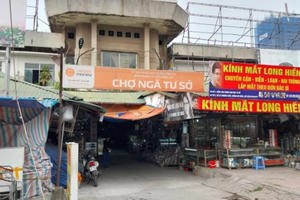 Dự án đầu tư chợ Ngã Tư Sở chậm tiến độ, tiểu thương chán nản