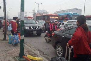 Hà Nội: Xe khách hoành hành, “bắt” khách trái phép dịp cận Tết