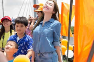 Bà mẹ hot nhất showbiz Việt Elly Trần giản dị đi từ thiện miền Tây