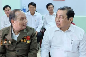 TP Đà Nẵng thăm hỏi, tặng quà gia đình chính sách