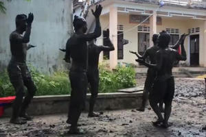 "Mắt chữ A mồm chữ O" với clip nhảy đầy ngẫu hứng trong lúc lấy bùn gieo mạ