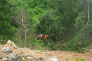 Cao Bằng: Xe khách giường nằm đâm qua hộ lan, lao xuống taluy sâu hơn 100m