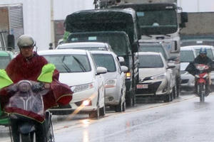 Nhiều tuyến đường, nút giao thông Hà Nội tê liệt sau mưa lớn kéo dài