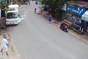 [Clip]: Hỗn chiến kinh hoàng giữa tài xế xe tải và người đàn ông tại cửa hàng tạp hóa