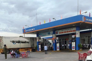 Nóng: Đối tượng bịt kín mặt vào cửa hàng xăng dầu đâm chết nữ nhân viên cây xăng tại Nghệ An