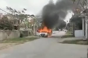 Chủ xe ôm giấy tờ thoát ra khỏi chiếc Hyundai i10 bốc cháy dữ dội