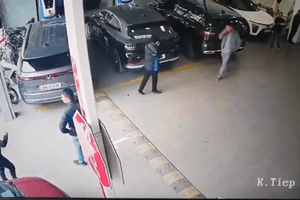 Công an xác minh vụ tài xế xe điện bị đạp vào đầu tại showroom ô tô ở Hà Nội