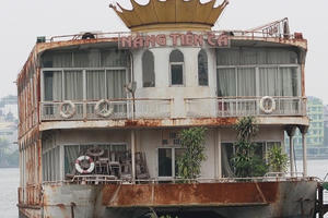 Ngắm nhìn những tàu thuyền, nhà nổi cũ nát trên Hồ Tây trước khi bị xoá sổ Ngắm nhìn những tàu thuyền, nhà nổi cũ nát trên Hồ Tây trước khi bị xoá sổ