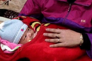 Giữa đêm lạnh giật mình phát hiện bé trai trong chiếc giỏ nhựa